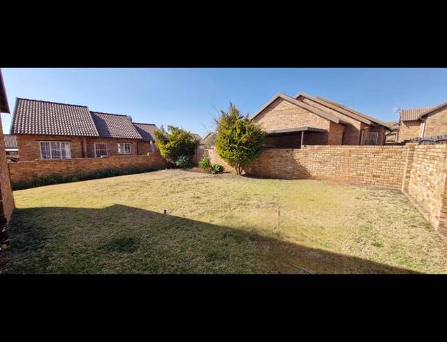 2 BEDROOM TOWNHOUSE FOR SALE IN KOSMOSDAL